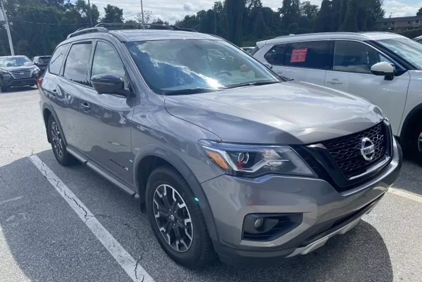 2019 Nissan Pathfinder SL photo 1