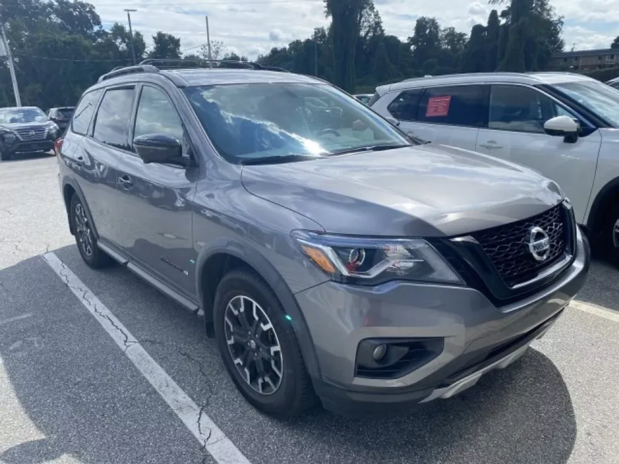 2019 Nissan Pathfinder SL photo 1