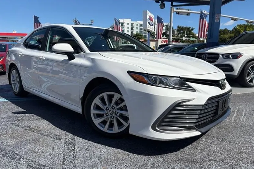 2022 Toyota Camry LE photo 1