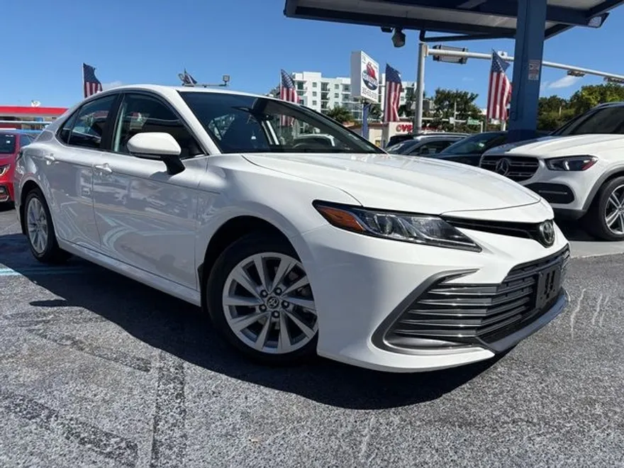 2022 Toyota Camry LE photo 1