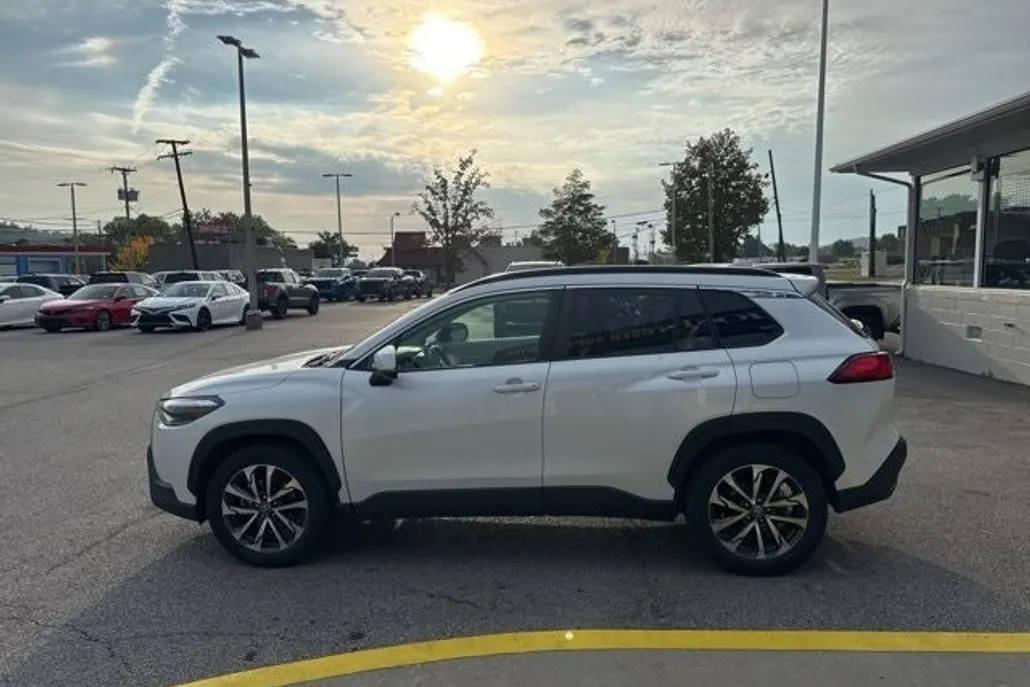 2022 Toyota Corolla Cross XLE photo 1