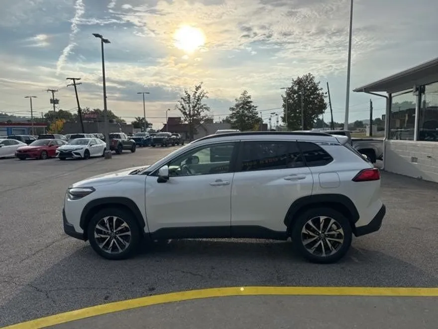2022 Toyota Corolla Cross XLE photo 1