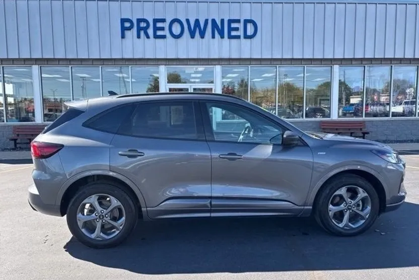 2023 Ford Escape ST-Line photo 1