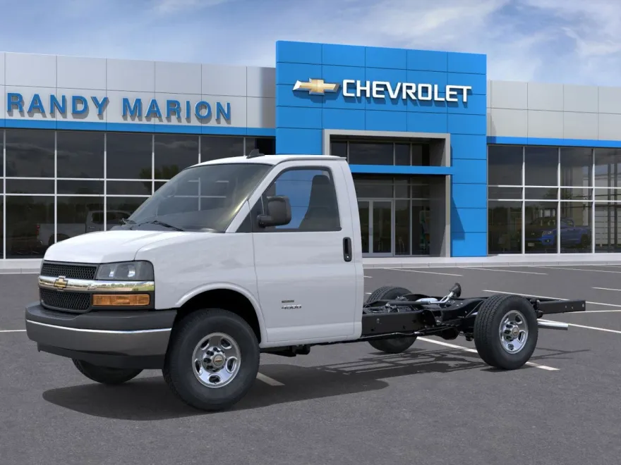 2025 Chevrolet Express Cutaway 3500 photo 1