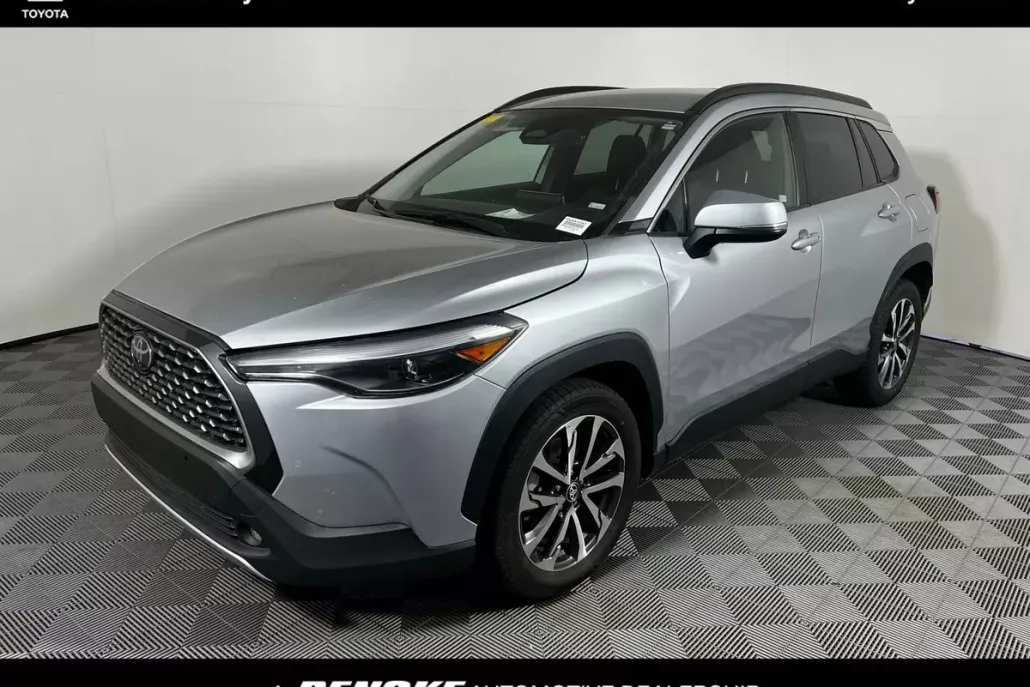 2023 Toyota Corolla Cross XLE photo 1