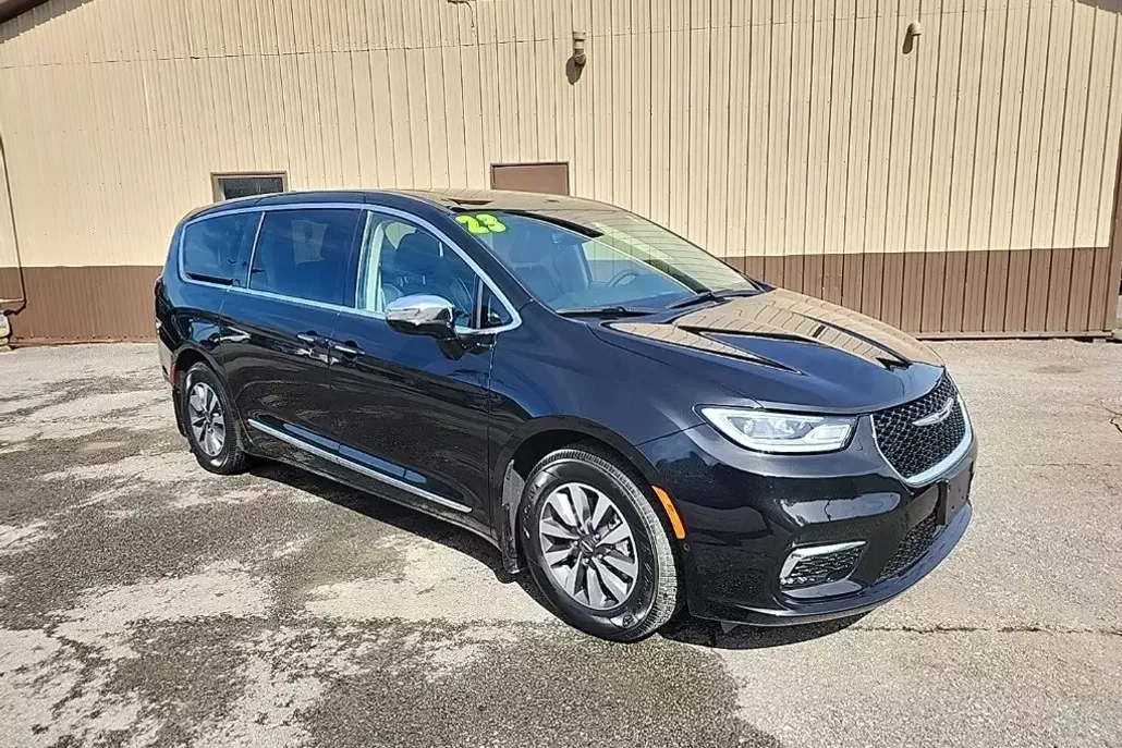 2023 Chrysler Pacifica Hybrid Limited photo 1