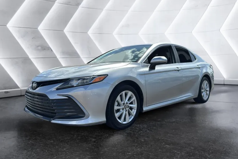 2023 Toyota Camry LE photo 1