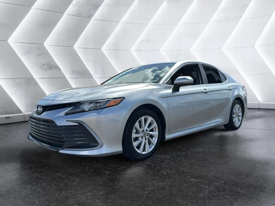 2023 Toyota Camry LE photo 1
