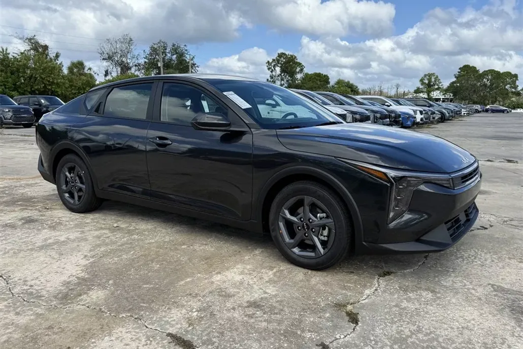 2025 Kia K4 LXS photo 1