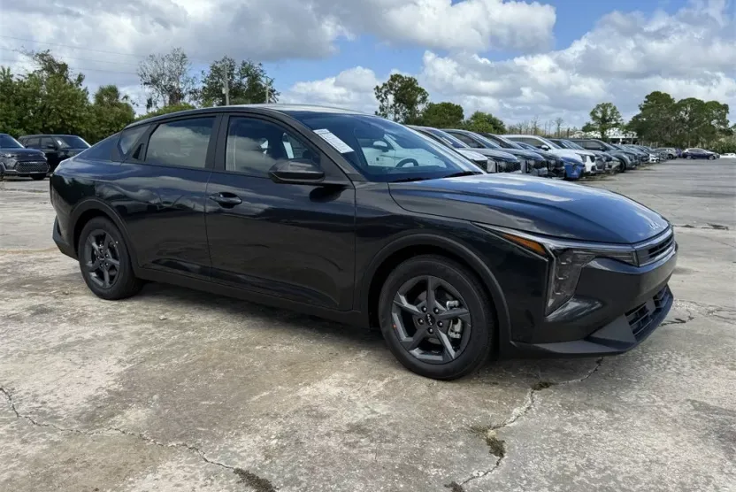 2025 Kia K4 LXS photo 1