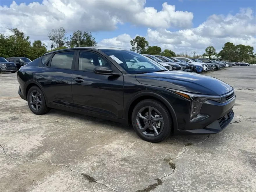 2025 Kia K4 LXS photo 1
