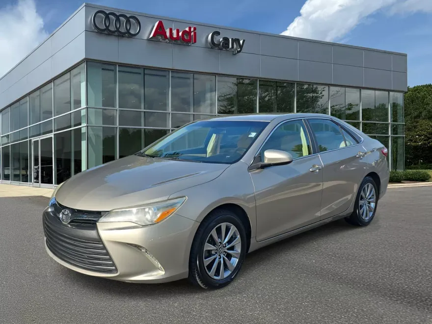 2016 Toyota Camry XLE photo 1