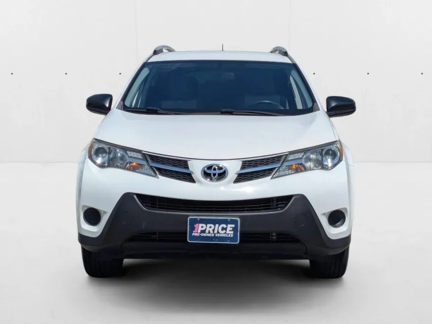 2015 Toyota RAV4 LE photo 1