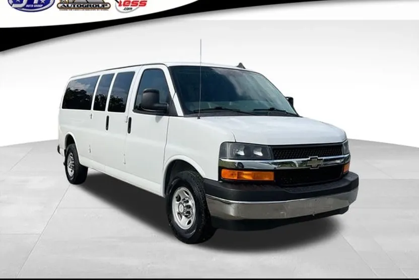 2017 Chevrolet Express 3500 LT Passenger Van photo 1