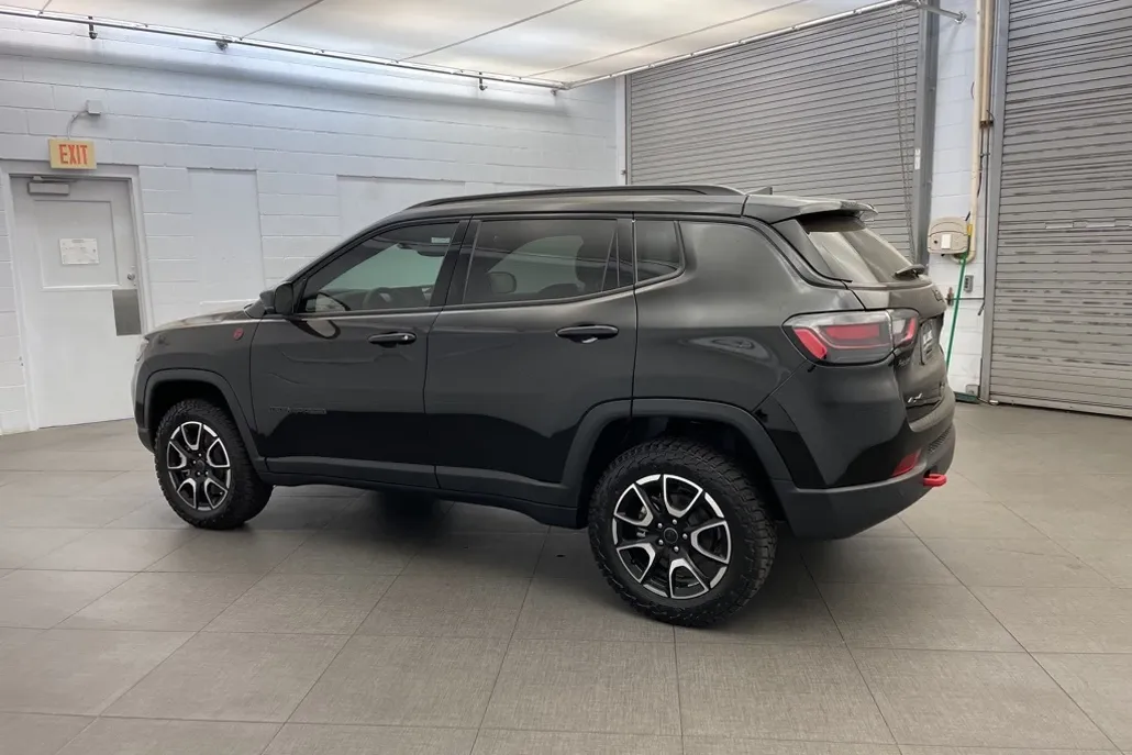 2025 Jeep Compass Trailhawk photo 1