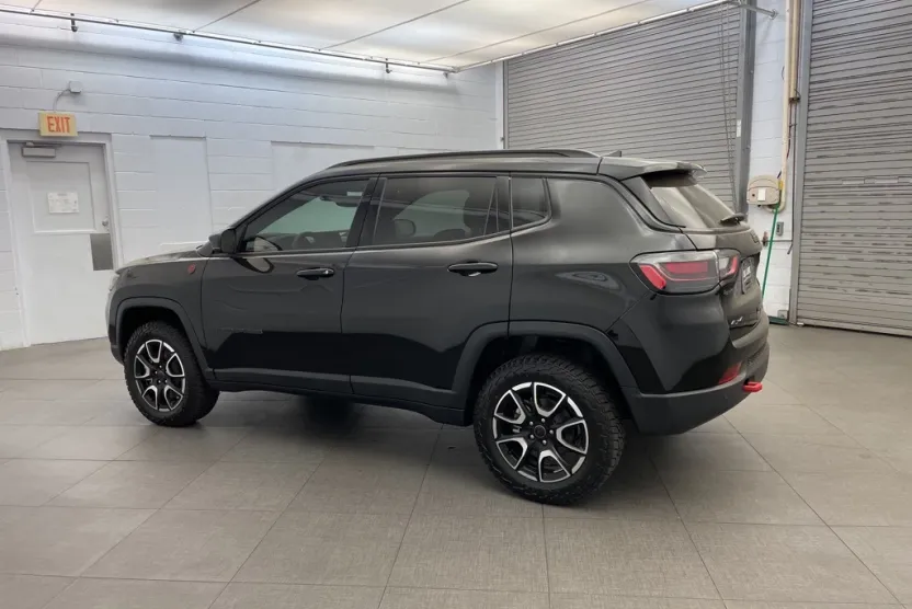2025 Jeep Compass Trailhawk photo 1