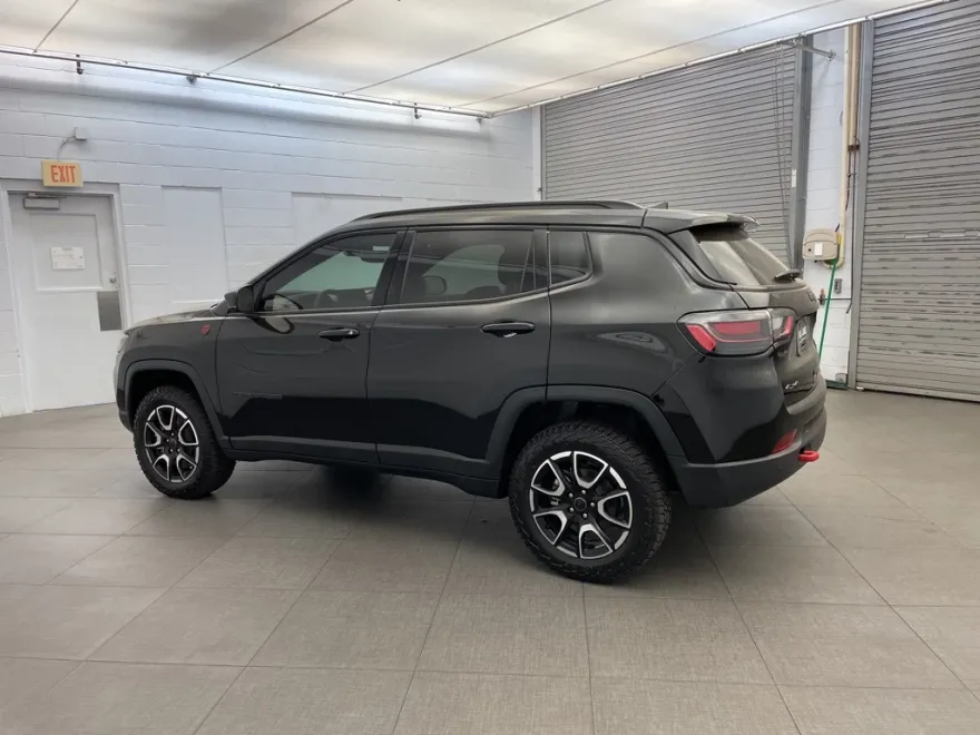 2025 Jeep Compass Trailhawk photo 1