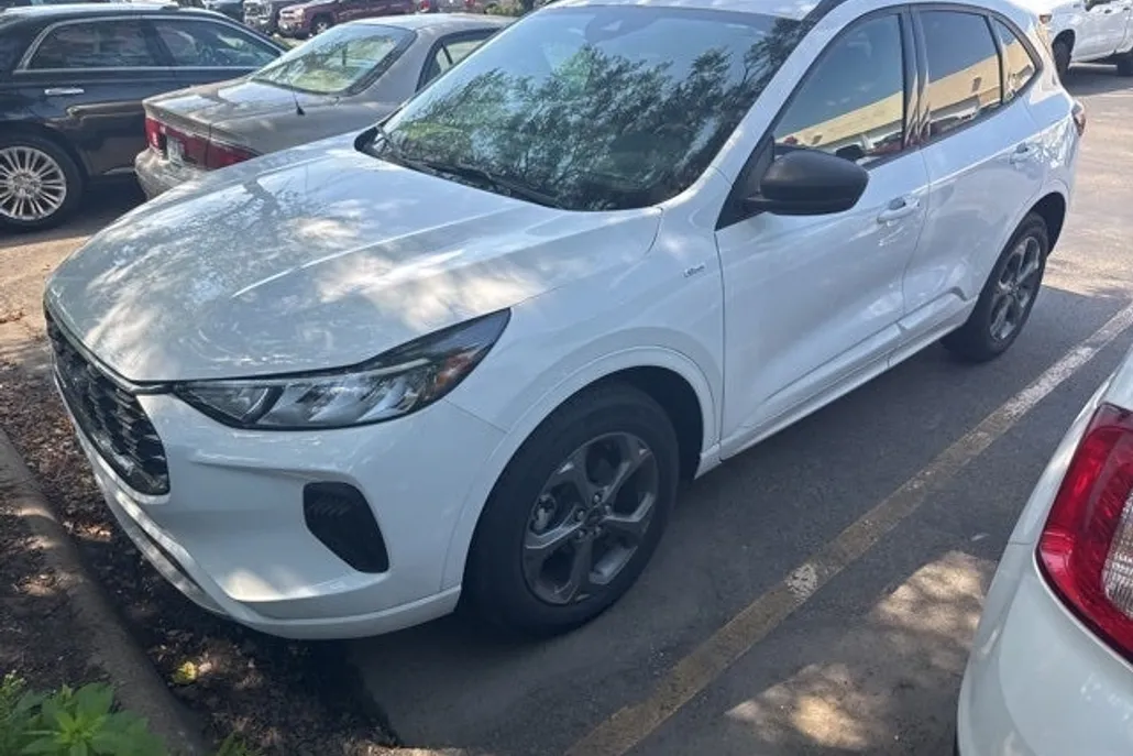 2023 Ford Escape ST-Line photo 1
