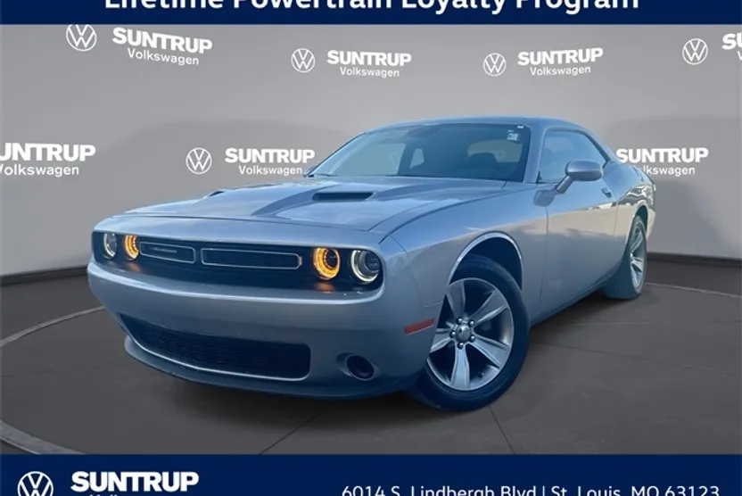 2017 Dodge Challenger SXT photo 1