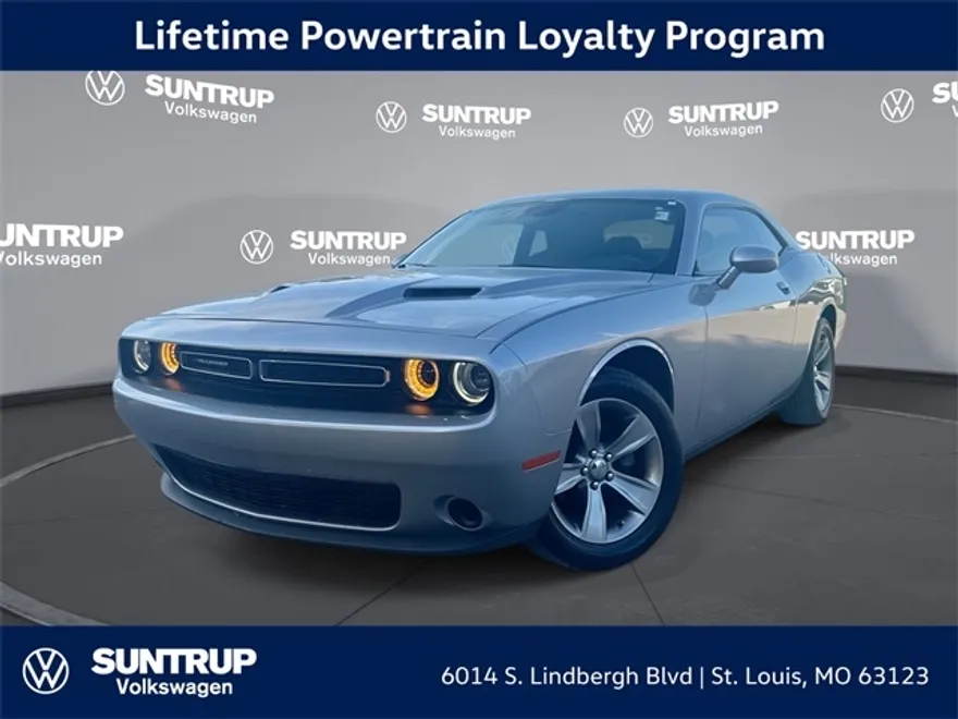 2017 Dodge Challenger SXT photo 1