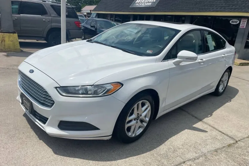 2015 Ford Fusion SE photo 1