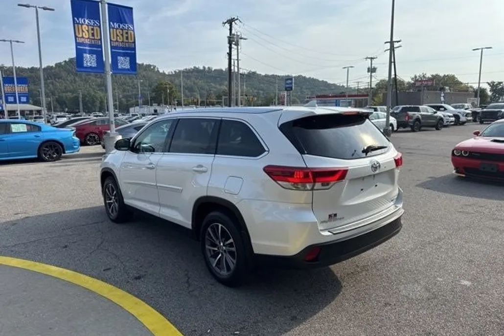 2019 Toyota Highlander XLE photo 1
