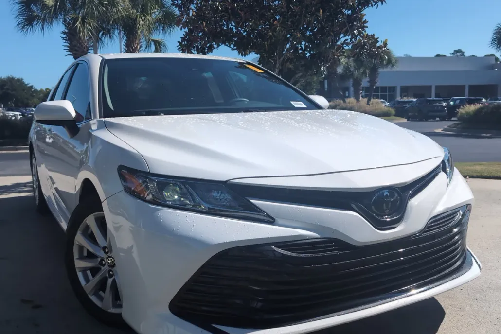 2020 Toyota Camry LE photo 1