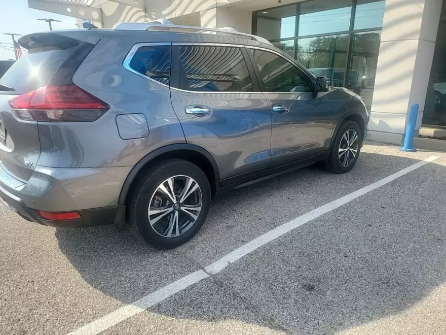 2020 Nissan Rogue SV photo 1