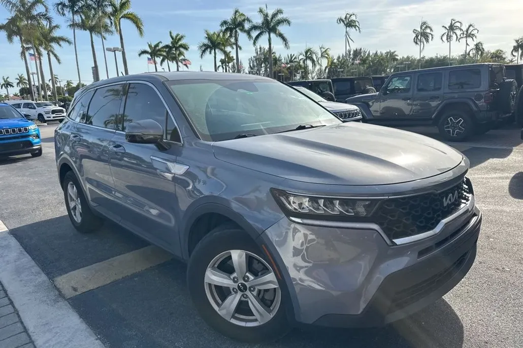 2022 Kia Sorento LX photo 1