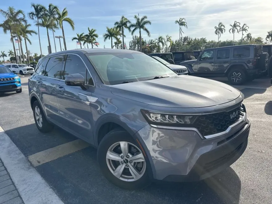 2022 Kia Sorento LX photo 1