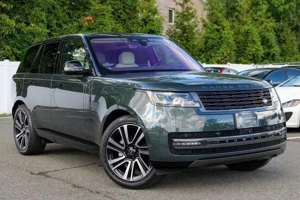 2023 Land Rover Range Rover SE photo 1