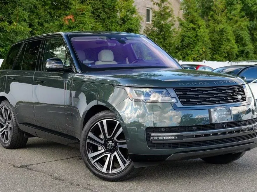 2023 Land Rover Range Rover SE photo 1