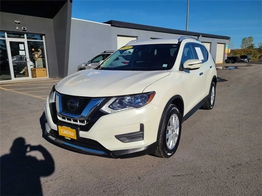 2020 Nissan Rogue SV photo 1