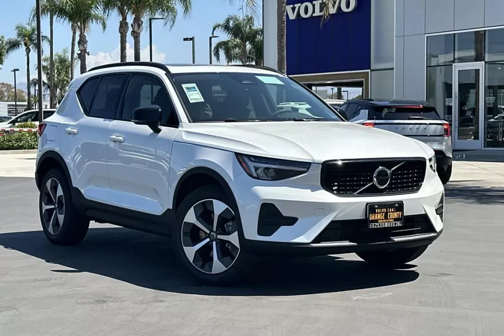 2026 Volvo XC40 Core photo 1