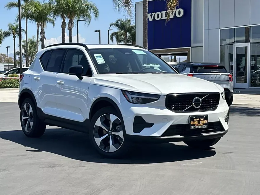 2026 Volvo XC40 Core photo 1
