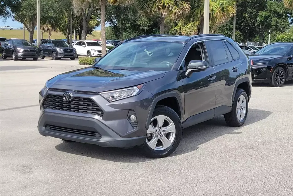 2021 Toyota RAV4 XLE photo 1