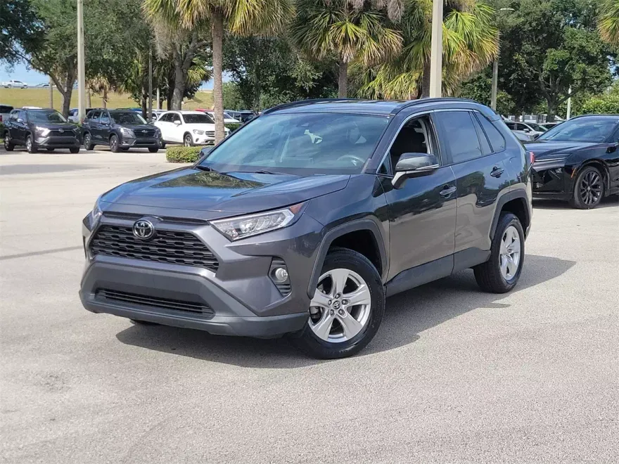 2021 Toyota RAV4 XLE photo 1
