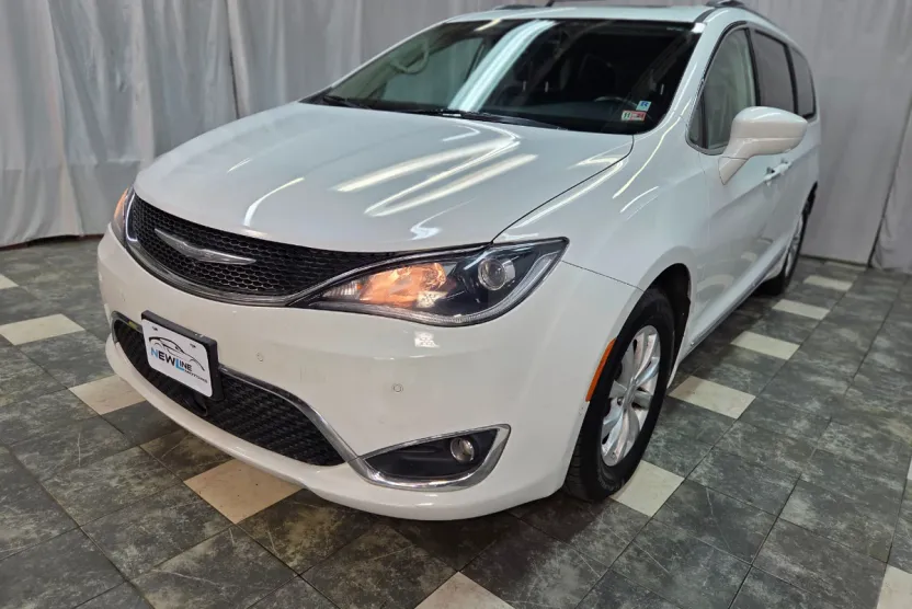 2018 Chrysler Pacifica Plus photo 1