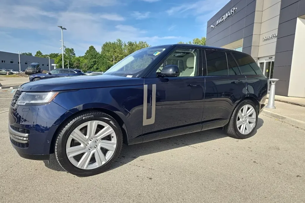 2023 Land Rover Range Rover SE photo 1