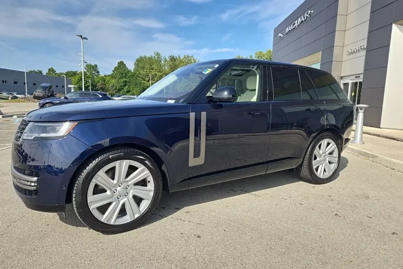 2023 Land Rover Range Rover SE photo 1