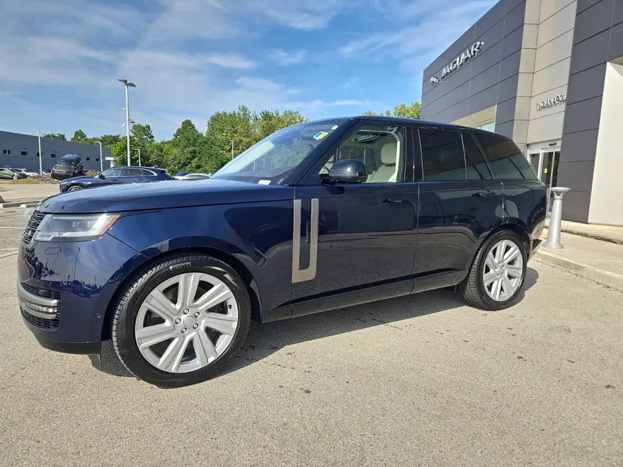 2023 Land Rover Range Rover SE photo 1