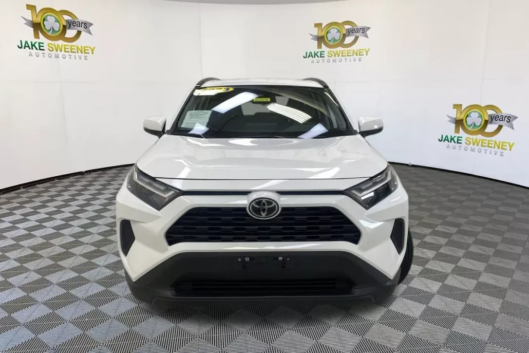 2023 Toyota RAV4 XLE photo 1