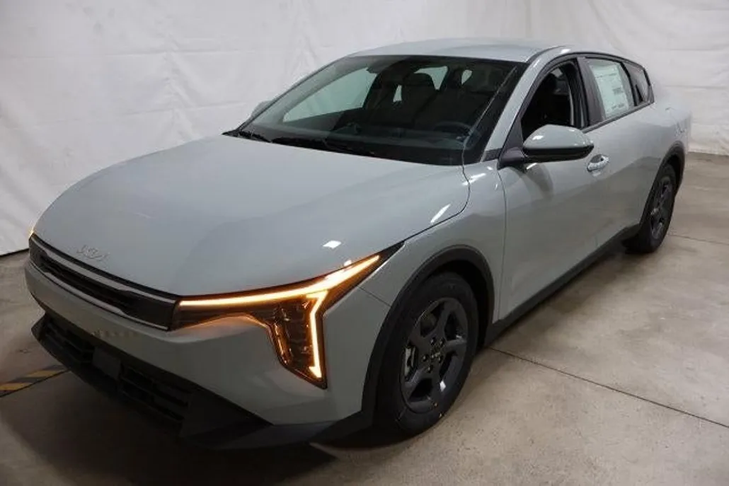 2025 Kia K4 LXS photo 1