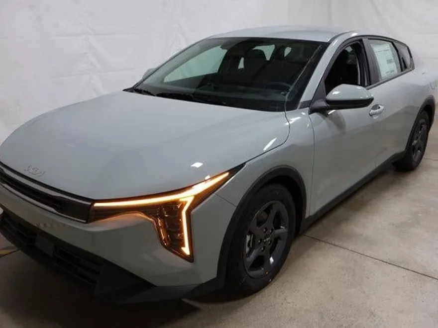 2025 Kia K4 LXS photo 1