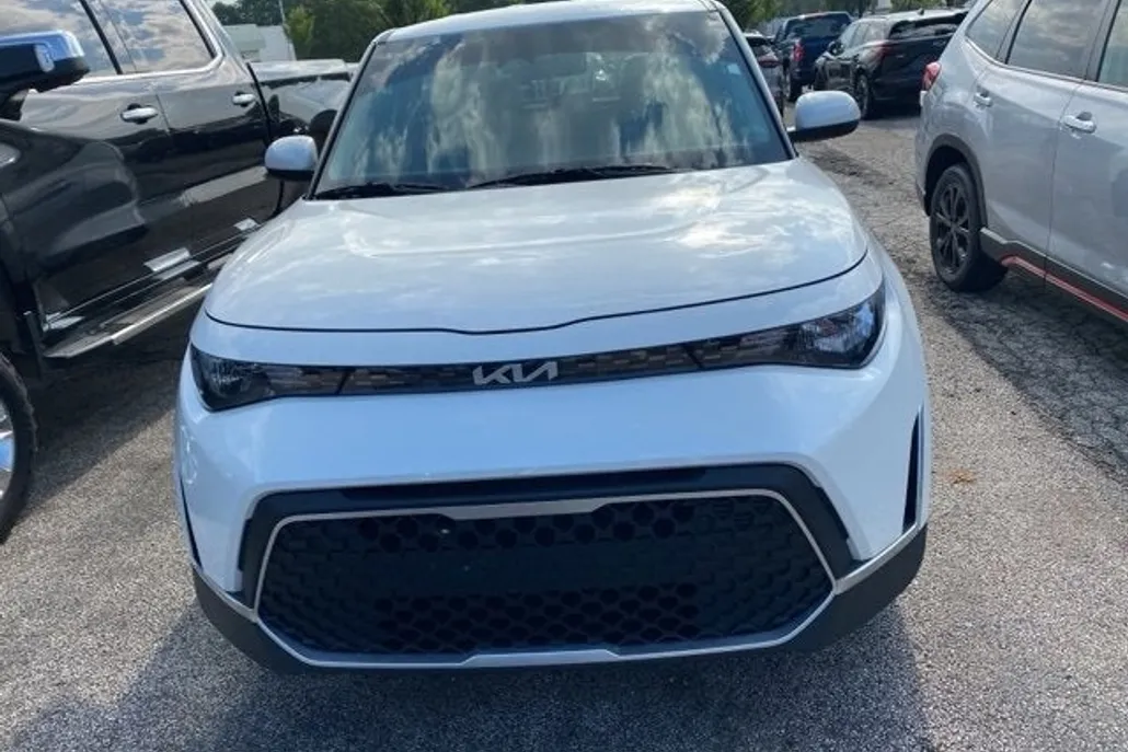 2023 Kia Soul LX photo 1