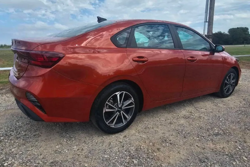 2023 Kia Forte LX photo 1