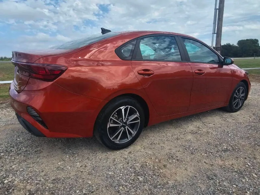 2023 Kia Forte LX photo 1
