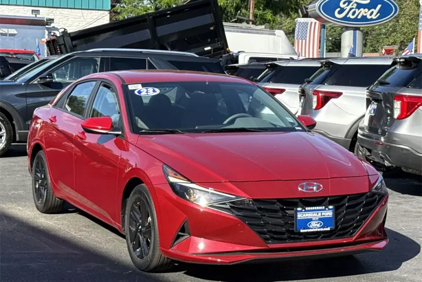 2023 Hyundai Elantra SEL photo 1