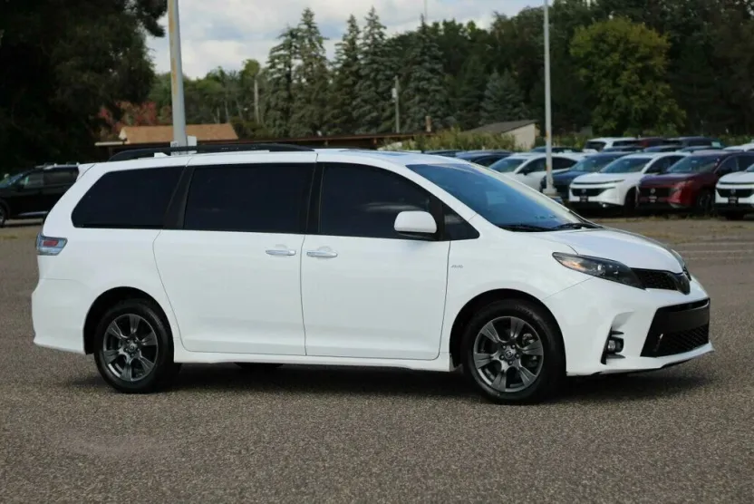 2020 Toyota Sienna SE Premium photo 1