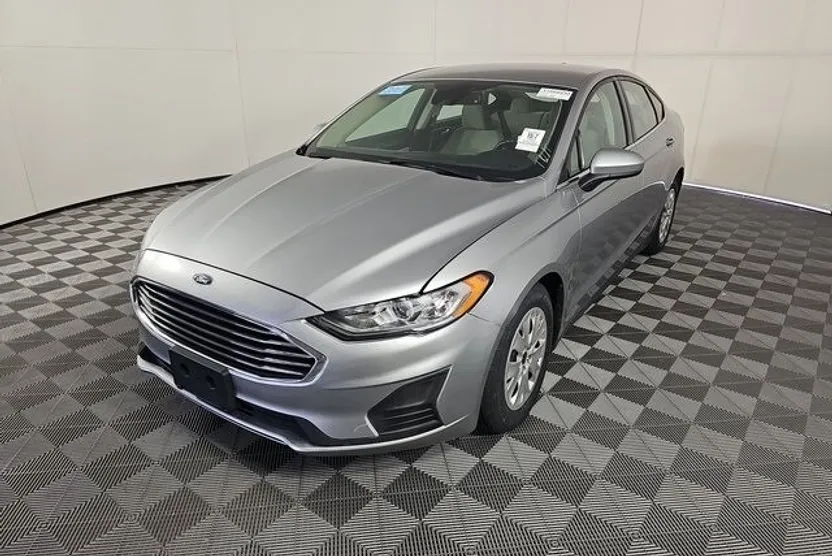2020 Ford Fusion S photo 1